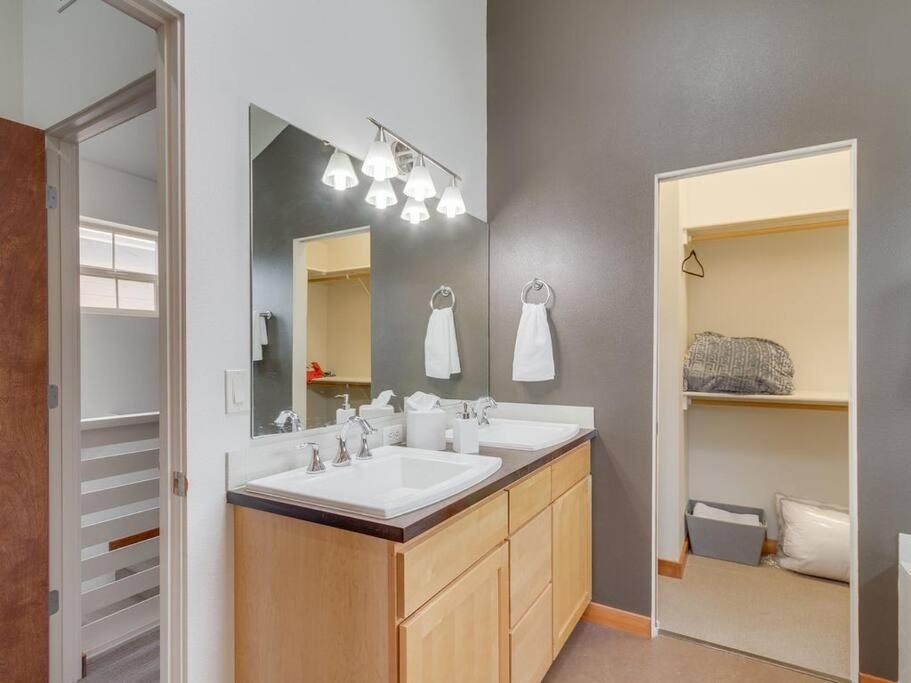 Ferienhaus Brand New Downtown Modern 5 Beds, 3 Full Baths Vermont Avenue, *