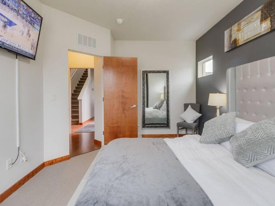 Ferienhaus Brand New Downtown Modern 5 Beds, 3 Full Baths Vermont Avenue,